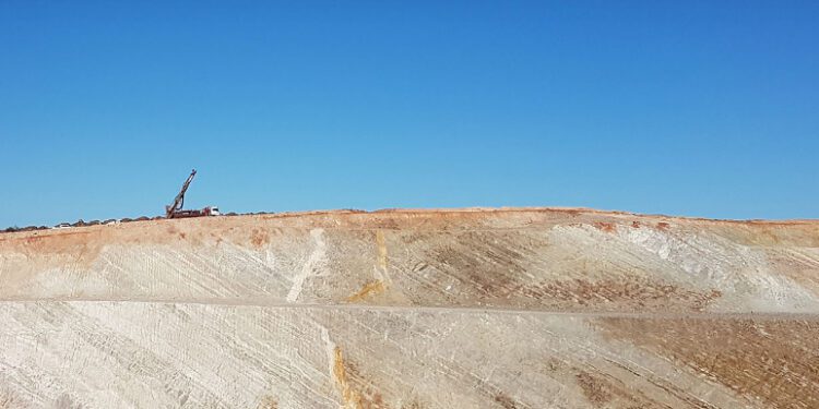 Barton Discovers 800m Gold Zone At Tunkillia Project