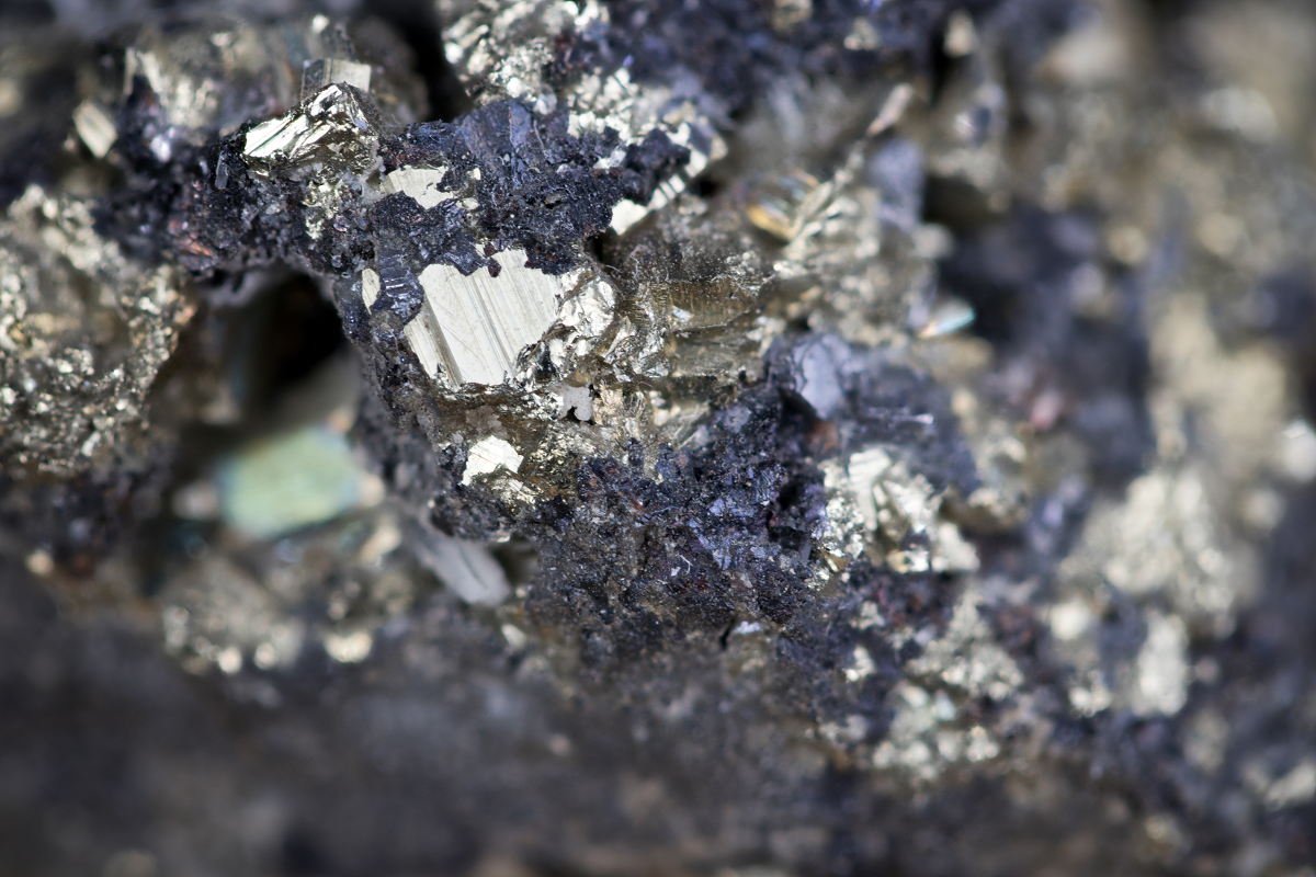 Minerals zinc. Цинк самородок. Свинцово-цинковые руды. Цинковая руда. Свинец и цинк.