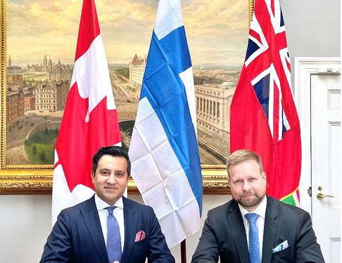 Zeeshan Syed, president of Avalon Advanced Materials Inc. (left), and Mikko Rantaharju, VP of Hydrometallurgy at Metso Corp. (right) sign at Canada House, London, UK a memorandum of understanding to pursue the development of Ontario’s first lithium hydroxide processing facility. (Credit: Avalon Advanced Materials Inc.)